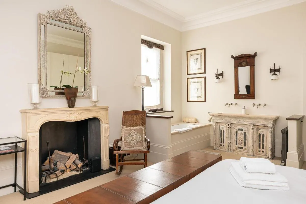 Image 3 of A Chelsea Retreat – 2 Bedroom with Garden and Parking
