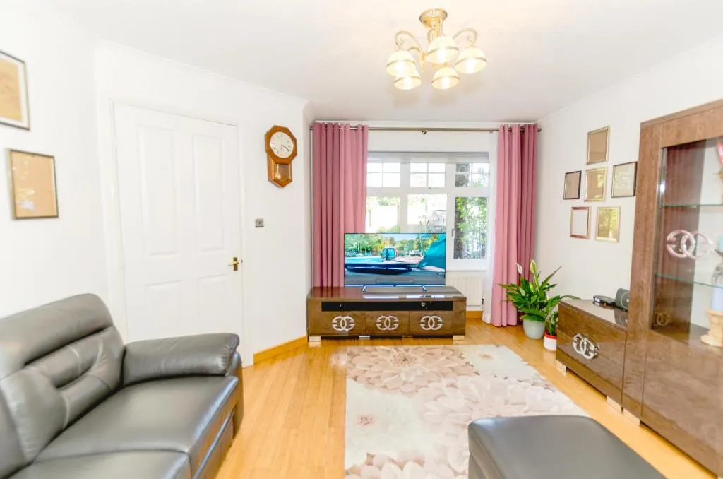 A Riverside Paradise in The City w Garden and Free Parking – A 2 Bed Home in London Sleeps 4!