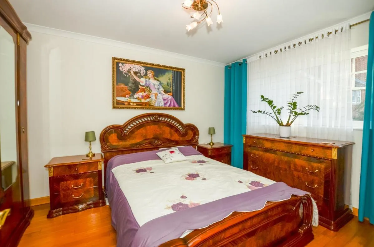 Image 2 of A Riverside Paradise in The City w Garden and Free Parking – A 2 Bed Home in London Sleeps 4!