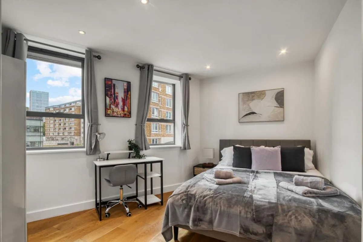 Image 2 of A Vibrant 2 Bed & 2 Bath in Old Street ZONE 1