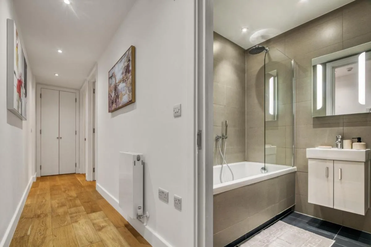 Image 3 of A Vibrant 2 Bed & 2 Bath in Old Street ZONE 1