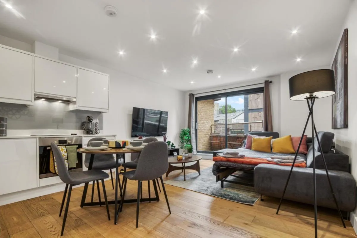 Image 4 of A Vibrant 2 Bed & 2 Bath in Old Street ZONE 1