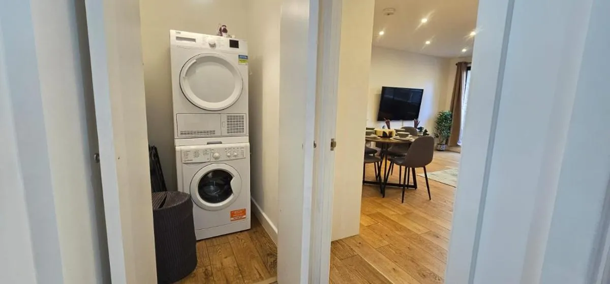 Image 5 of A Vibrant 2 Bed & 2 Bath in Old Street ZONE 1