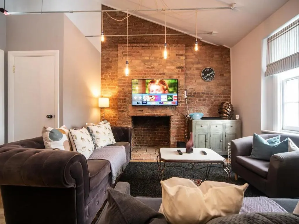 A Vibrant Characterful Mews House with Air Con – Pass the Keys