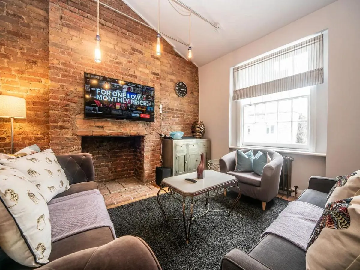 Image 3 of A Vibrant Characterful Mews House with Air Con – Pass the Keys