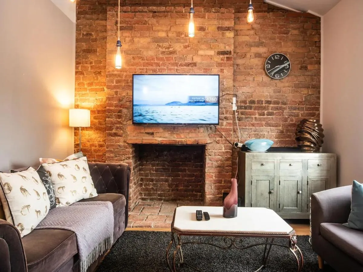 Image 2 of A Vibrant Characterful Mews House with Air Con – Pass the Keys