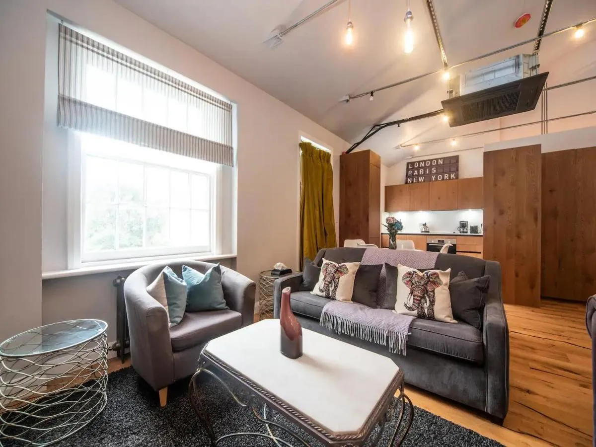 Image 4 of A Vibrant Characterful Mews House with Air Con – Pass the Keys