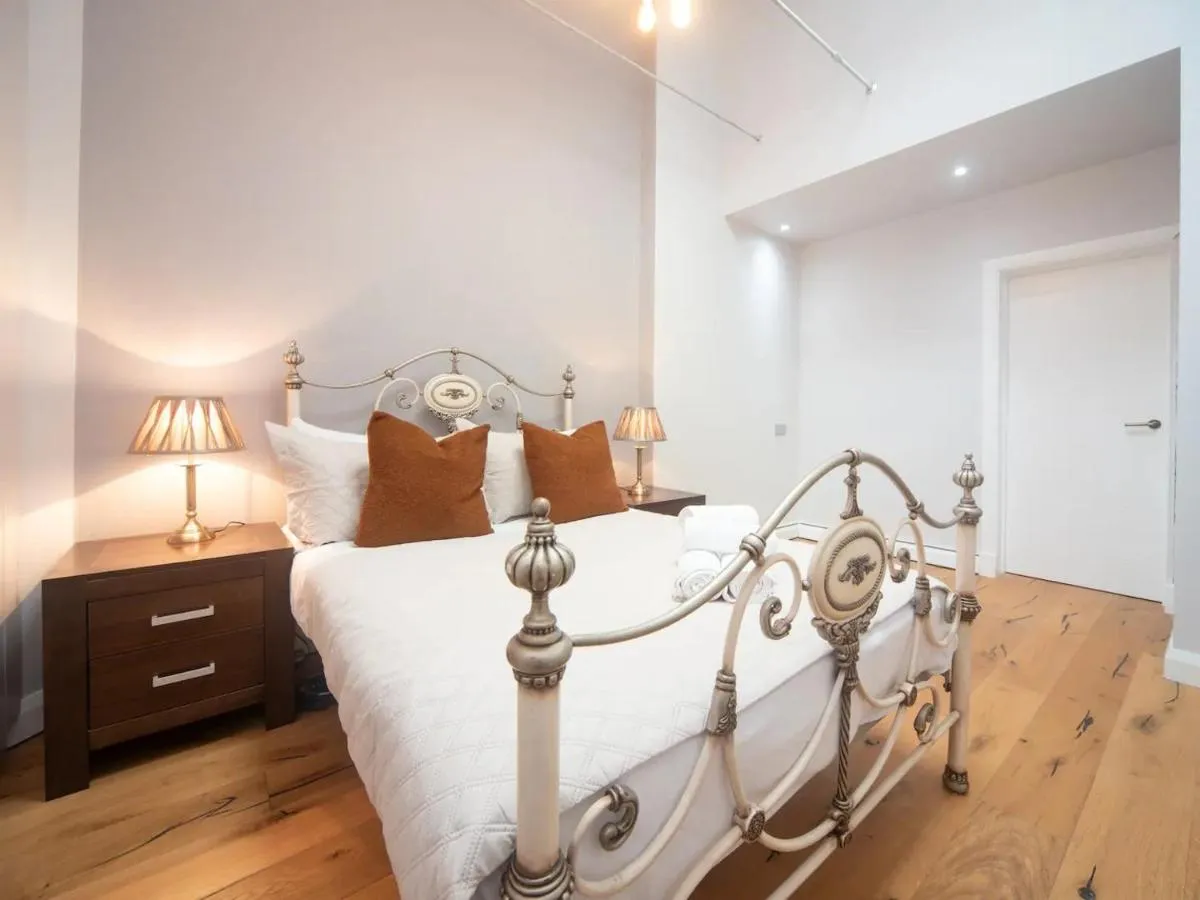Image 5 of A Vibrant Characterful Mews House with Air Con – Pass the Keys