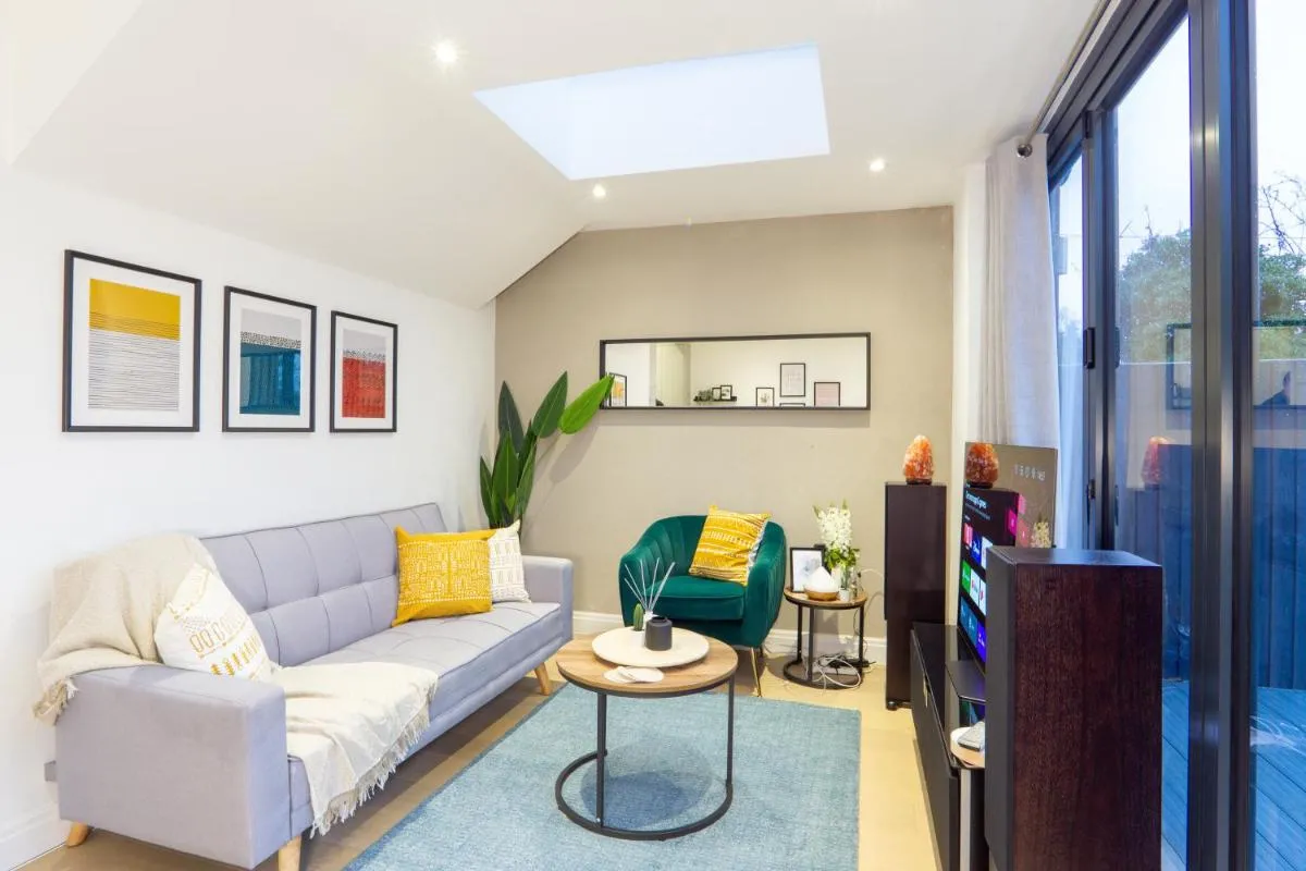 Image 5 of A beautiful Two Bedroom Flat with Garden & Parking