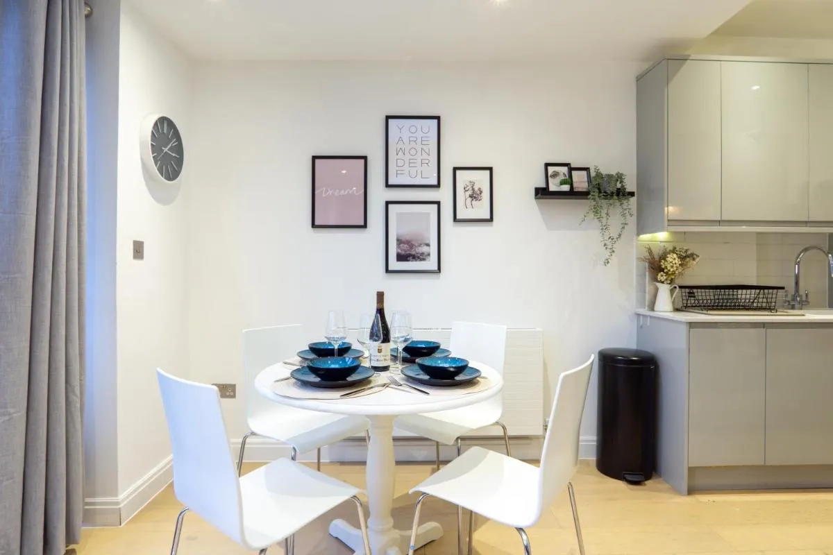 Image 4 of A beautiful Two Bedroom Flat with Garden & Parking