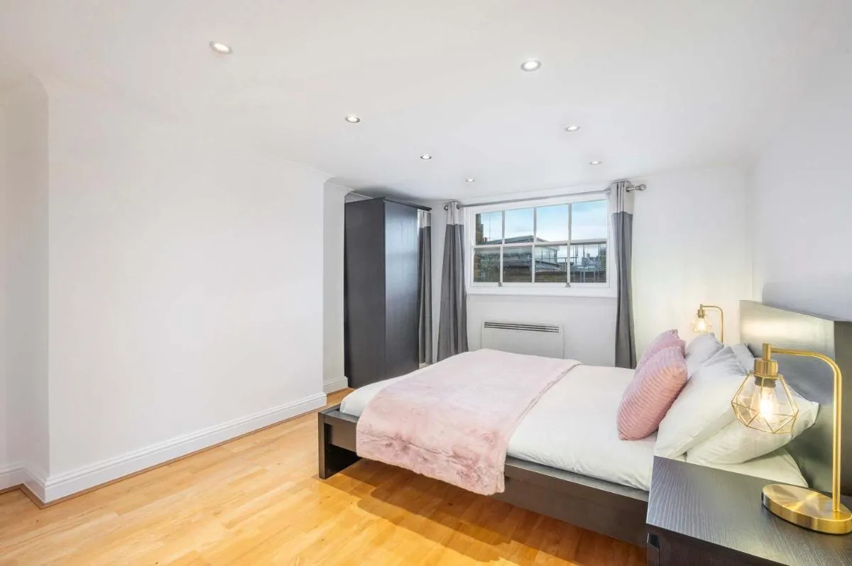 Image 5 of Above & Beyond – Fitzrovia – by Frankie Says