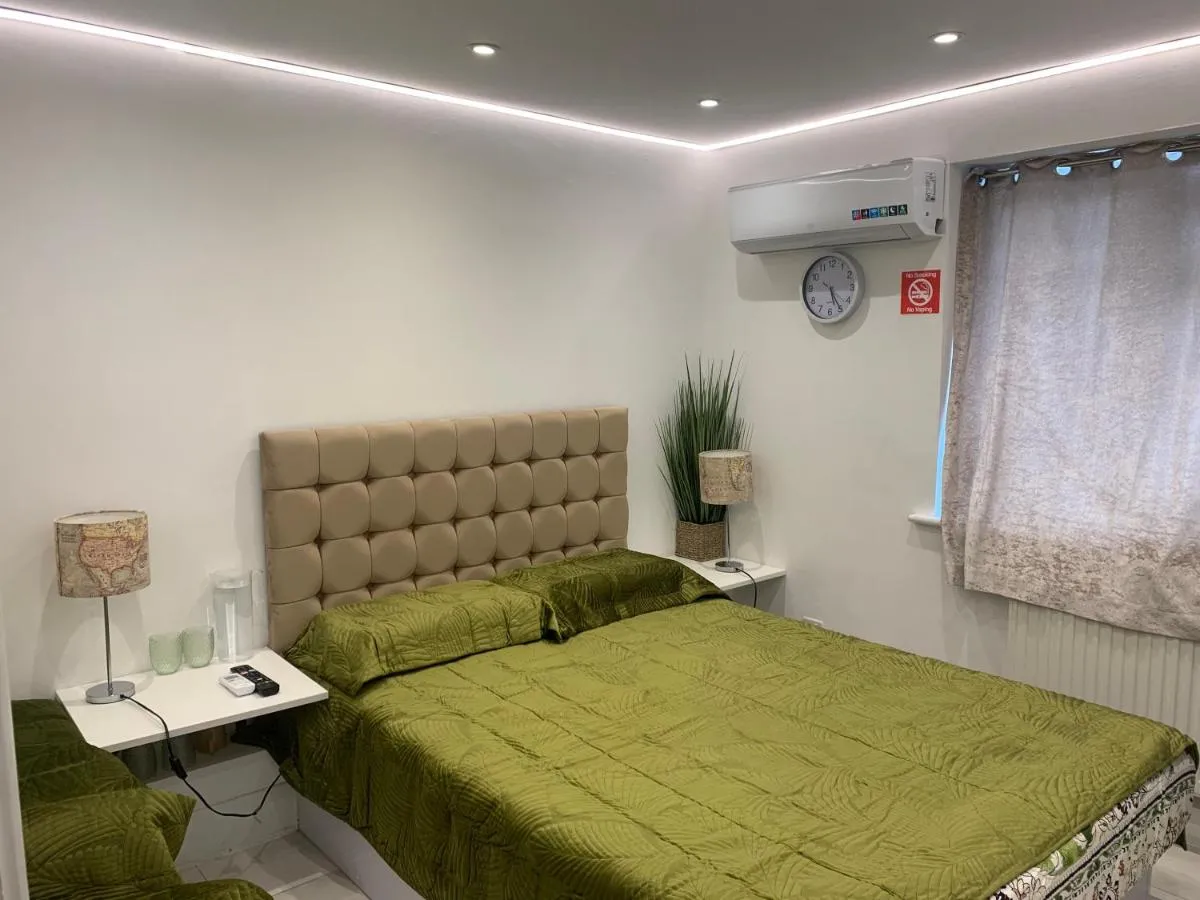 Image 3 of Air Conditioned Modern Double Bed Room with Private Attached Bathroom – FREE Parking – Near London Heathrow Airport & Southall Broadway