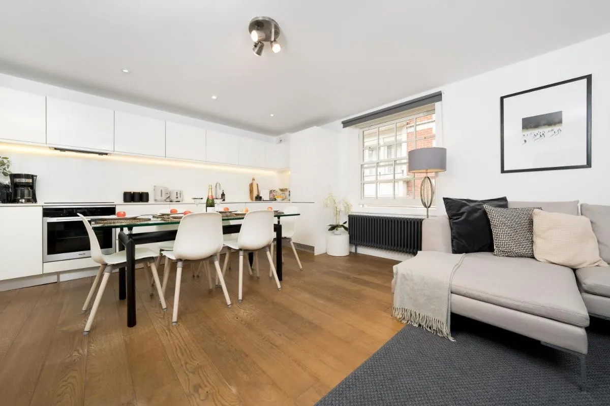 Image 3 of Aircon 2 Bedr, 3 Beds, 2 Bath Covent Garden, Subway