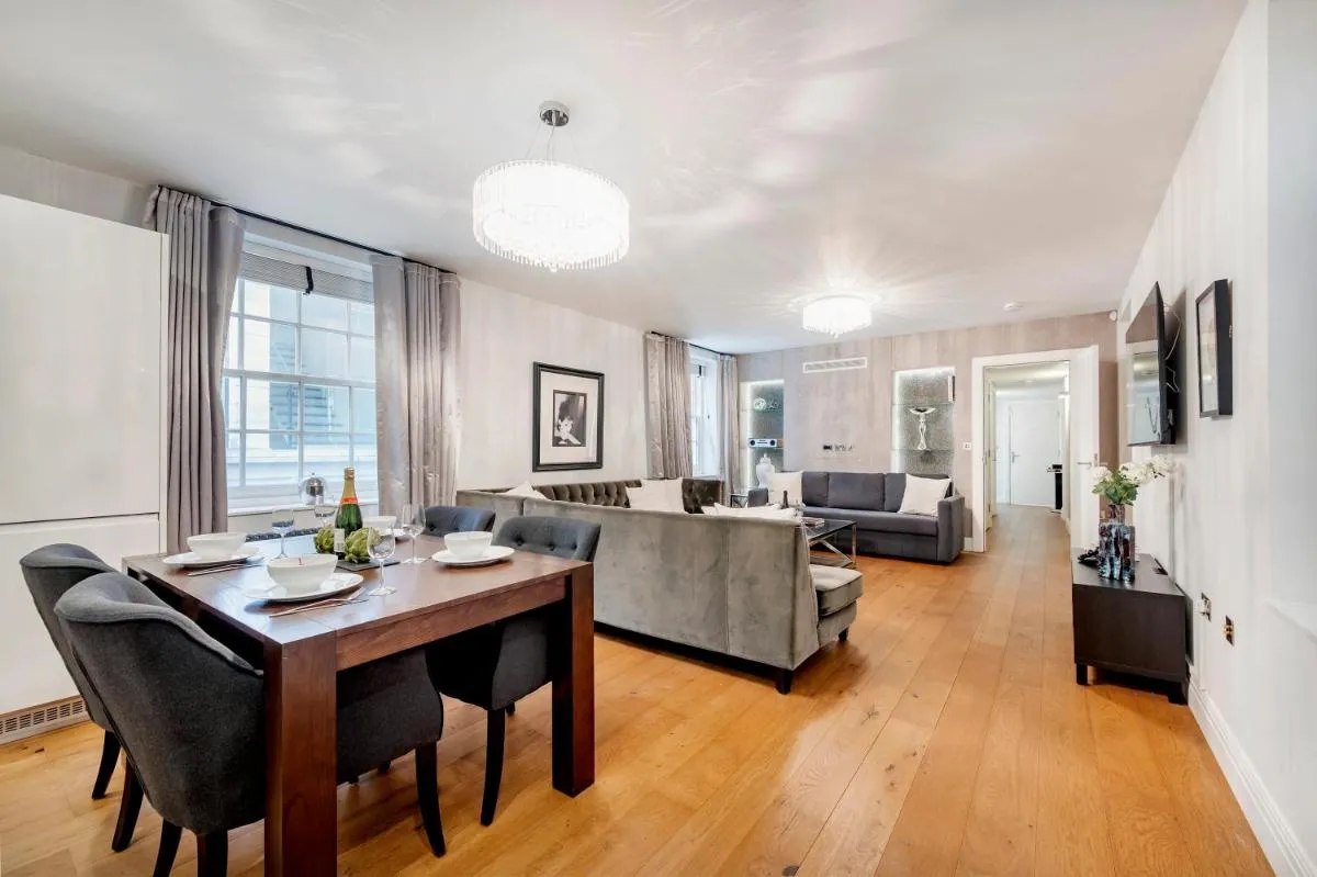 Image 5 of Aircon 2 Bedr, 3 Beds, 2 Bath Covent Garden, Subway