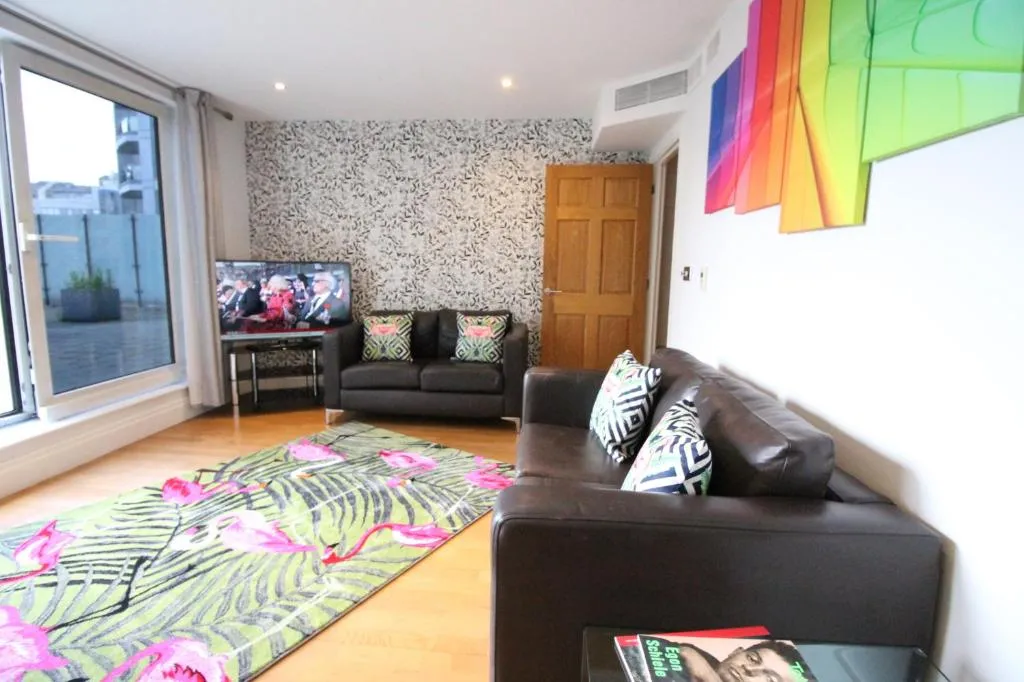 Image 1 of Aircon 2bed Flat in Chelsea outdoor Terrace