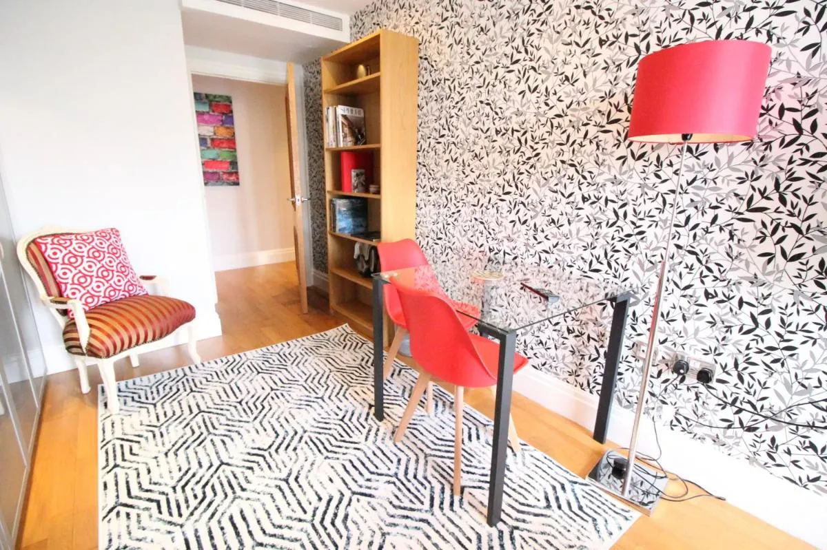 Image 4 of Aircon 2bed Flat in Chelsea outdoor Terrace