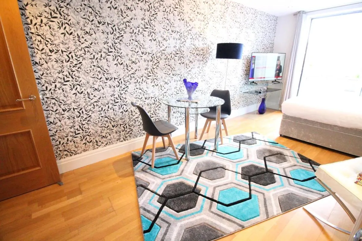 Image 5 of Aircon 2bed Flat in Chelsea outdoor Terrace
