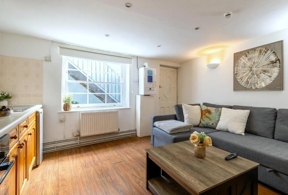 Image 3 of Albert Apt