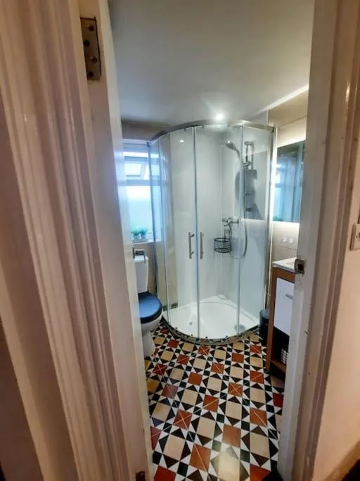 Image 5 of Alross studio flat / private bathroom