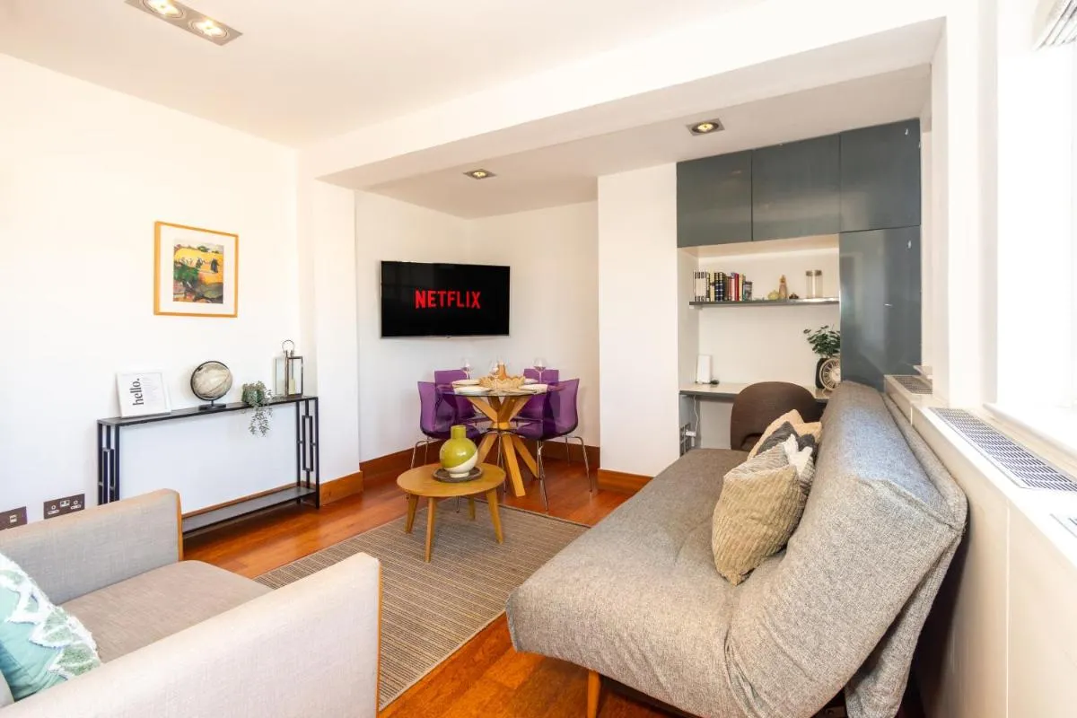 Image 5 of Amanah Properties – Luxury 2 Bed Chelsea Cloisters London Skyline
