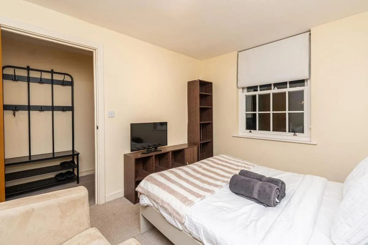 Image 2 of Amanah Properties – Shepherd Bush 5 mins from Westfield Shopping Central Sleeps 7