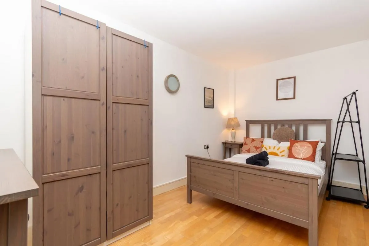 Image 3 of Amanah Properties – Skyline Hideaway 3BR City Views London Bridge