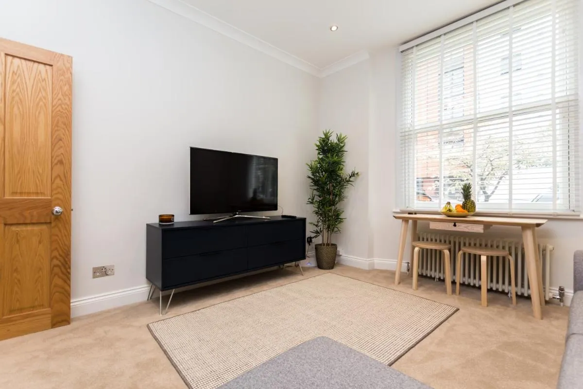 Image 3 of Amazing 1BDR Apt with Private Decked Garden, Fast WIFI
