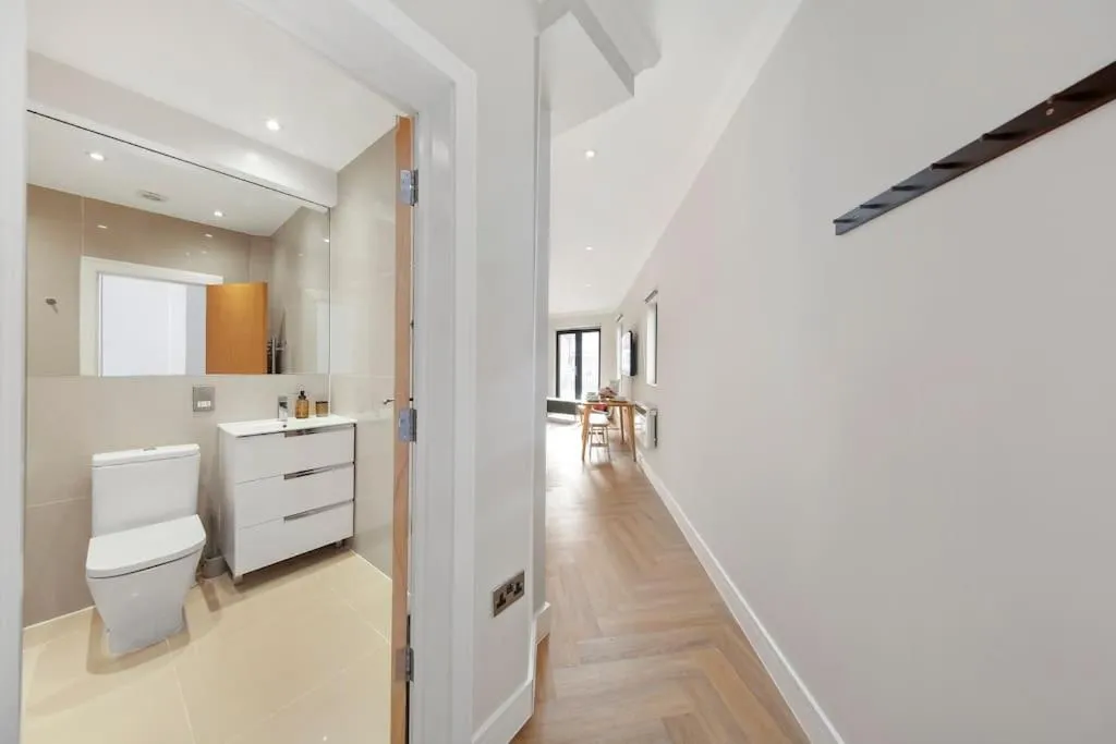 Image 3 of Amazing 2bed flat 10min to Wimbledon tennis courts