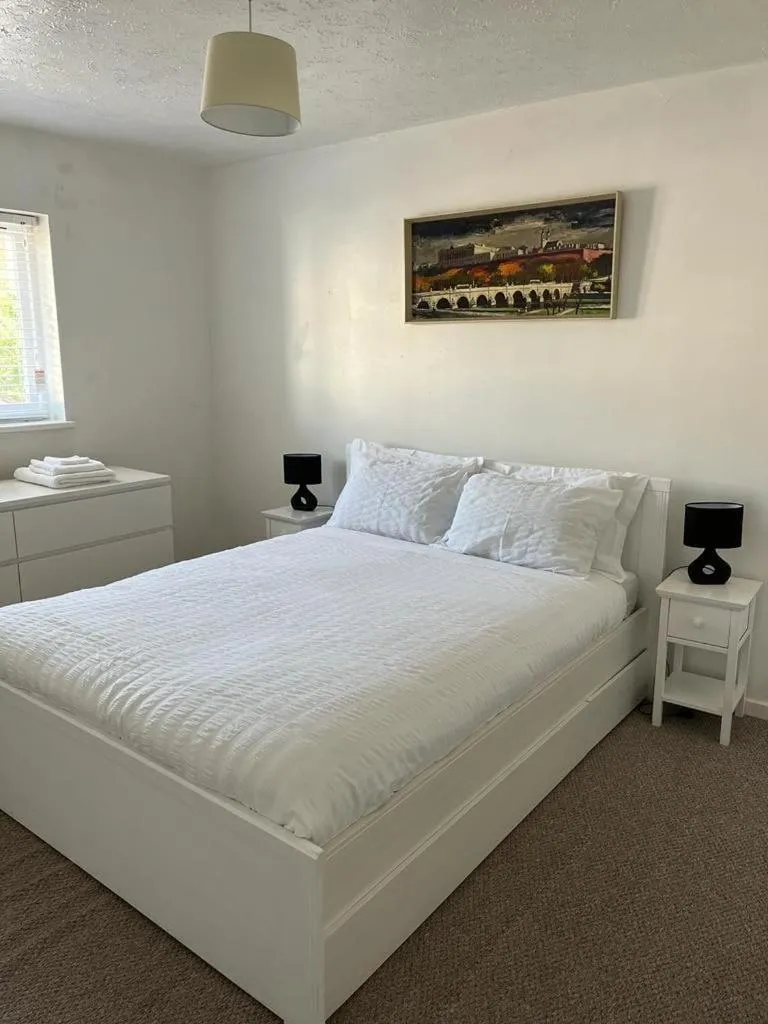 Image 4 of Amazing 3 Bed House in New Cross