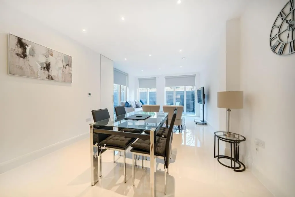 Image 4 of Amazing 3 Bedroom Flat in the Heart of Wimbledon
