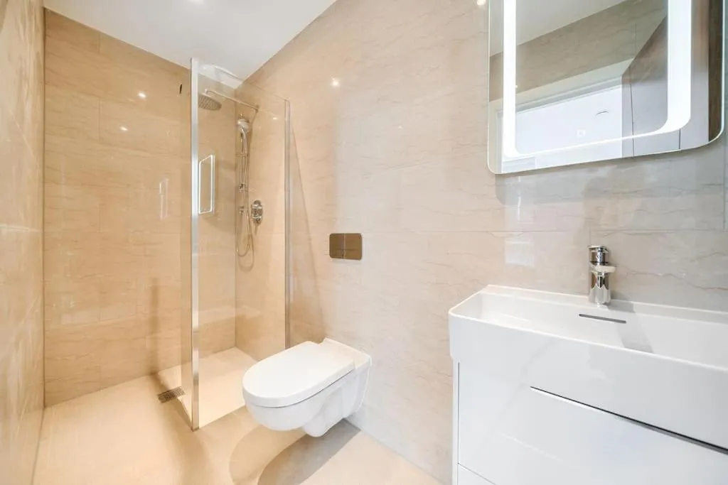 Image 3 of Amazing 3 Bedroom Flat in the Heart of Wimbledon