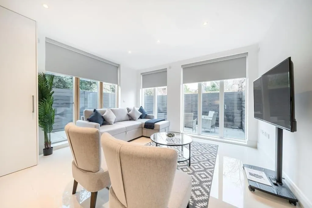 Image 5 of Amazing 3 Bedroom Flat in the Heart of Wimbledon