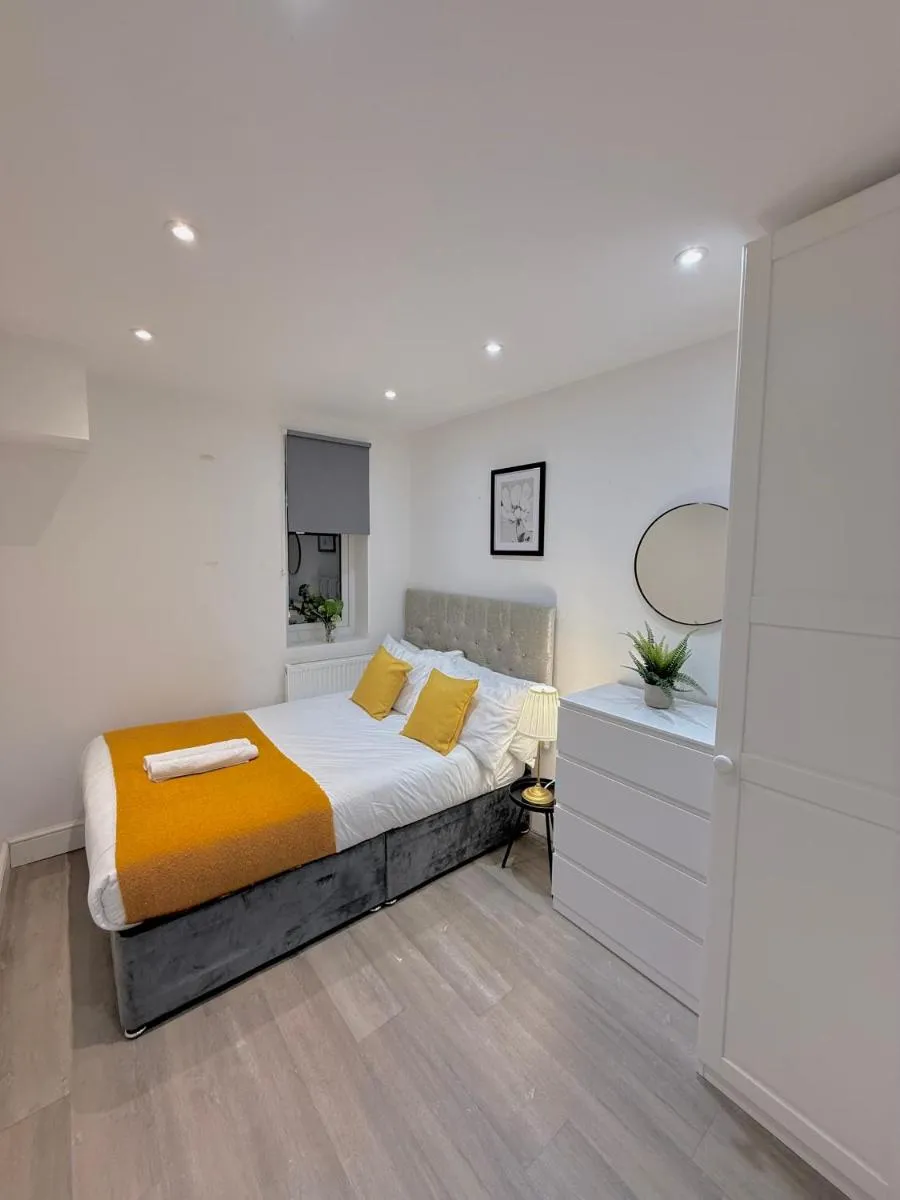 Image 4 of Amazing 3 bedroom flat with Garden