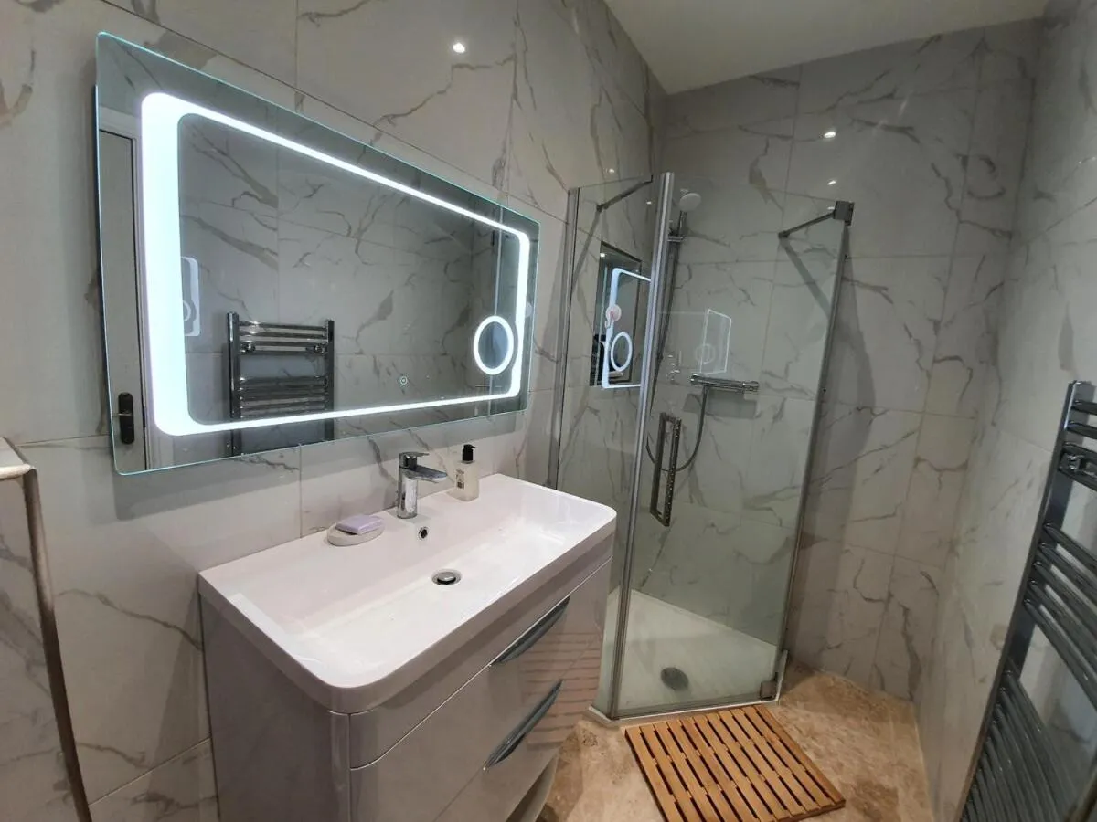 Image 3 of Amazing Double – London UK
