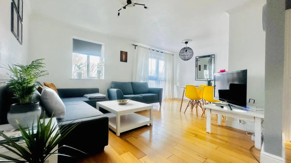 Image 5 of Amazing Location – City of London- 2 Bedroom Stunning Canal View House With Private Garden,Parking & Balcony