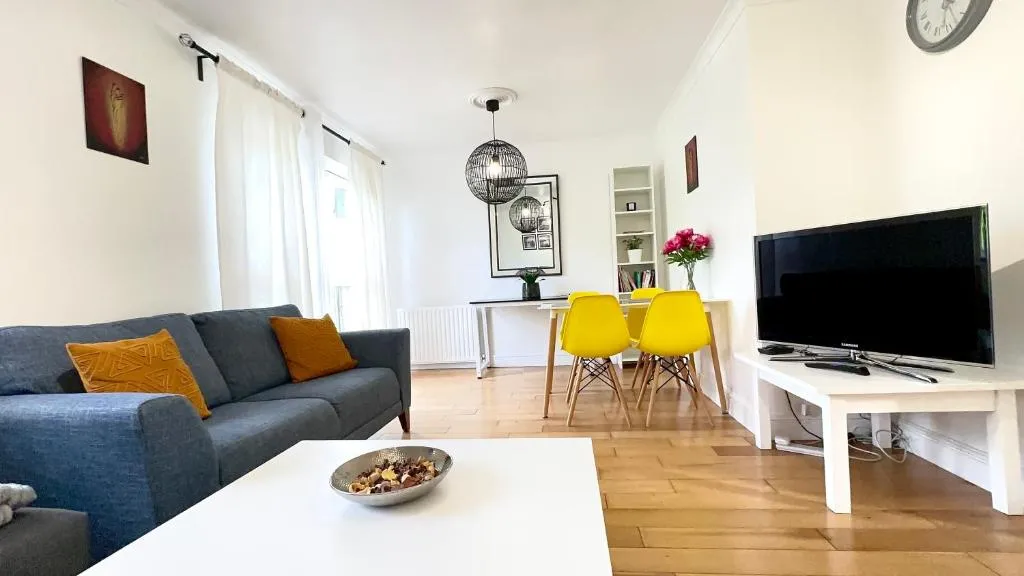 Image 1 of Amazing Location – City of London- 2 Bedroom Stunning Canal View House With Private Garden,Parking & Balcony