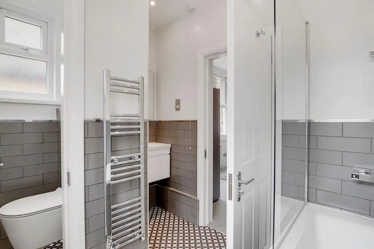 Image 3 of Amazing One Bed Flat Wimbledon