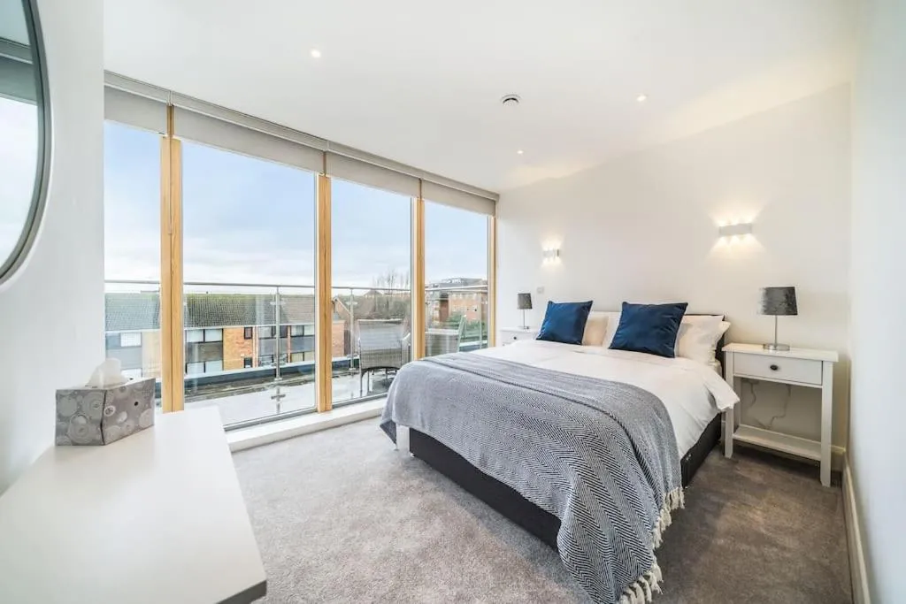 Image 3 of Amazing One bedroom Penthouse in Wimbledon