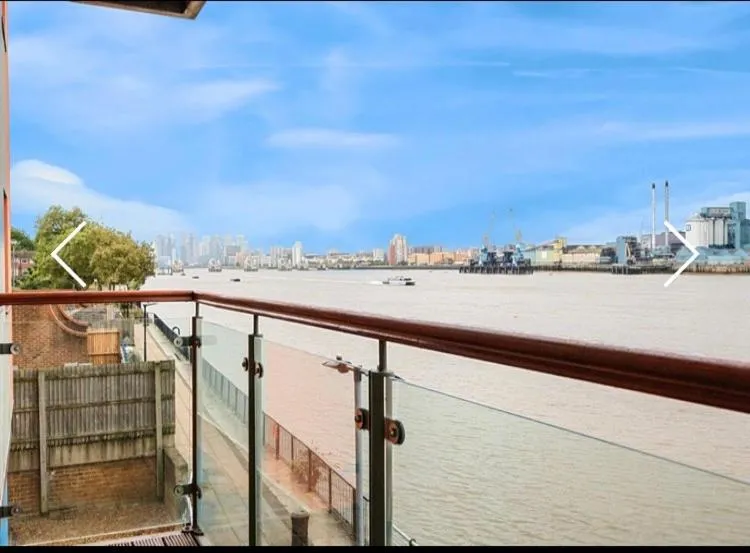 Amazing River view 2 bedroom apartment, sleeps 6, balcony and parking