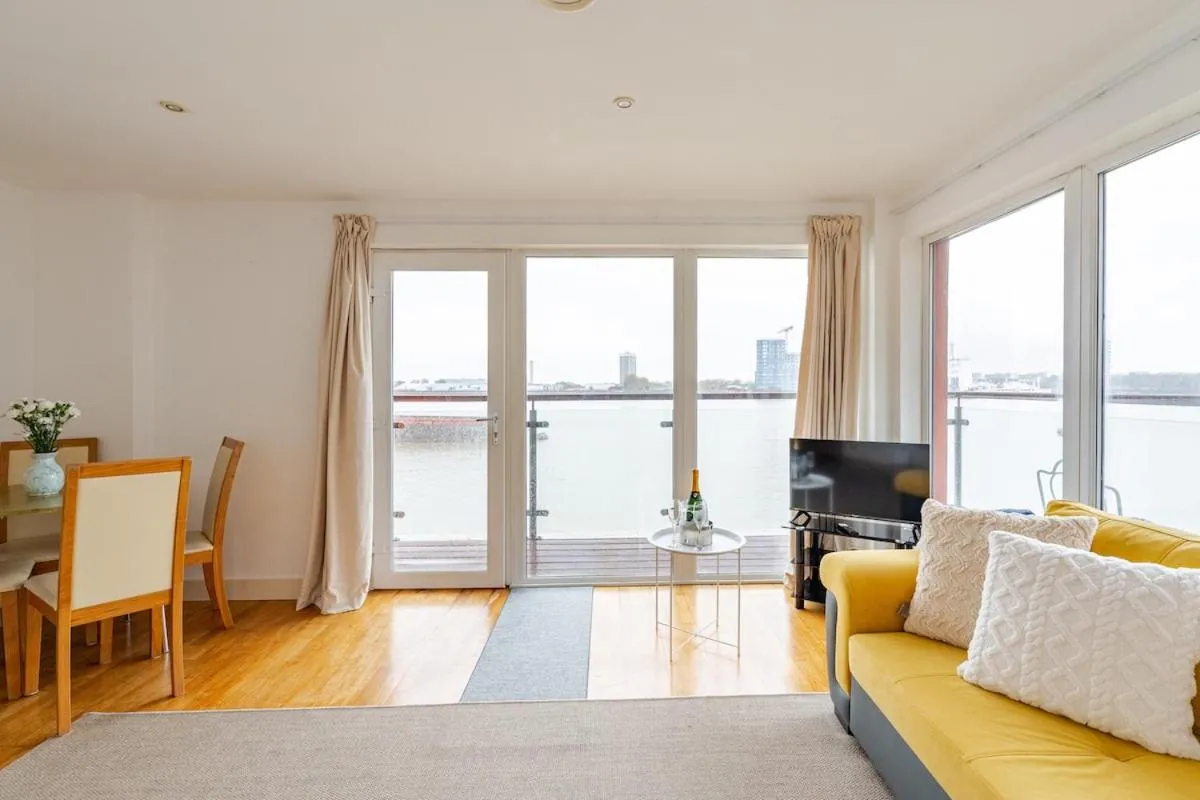 Image 5 of Amazing River view 2 bedroom apartment, sleeps 6, balcony and parking