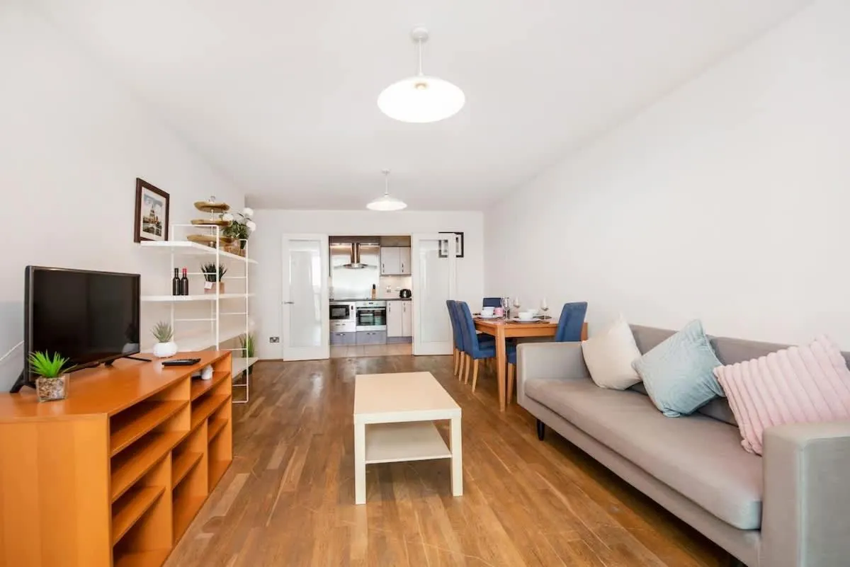 Image 3 of Amazing Thames view apartment