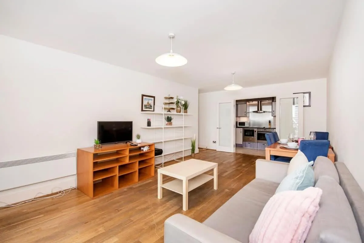 Image 4 of Amazing Thames view apartment