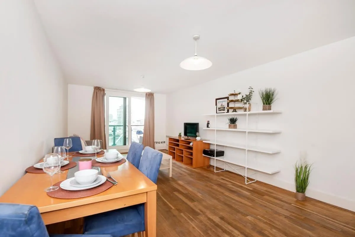 Image 5 of Amazing Thames view apartment