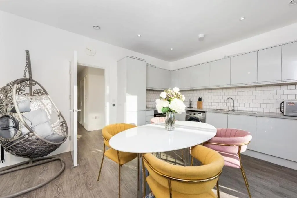 Image 4 of Amazing new built townhouse with garden in London