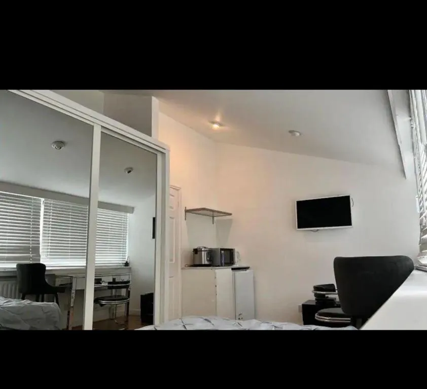 An En-suite with a mini kitchen and a work space