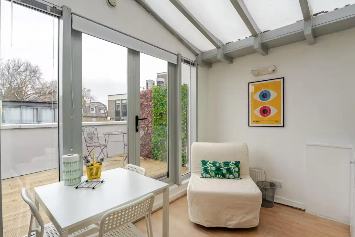 Image 3 of Angel – Top Floor Double Studio