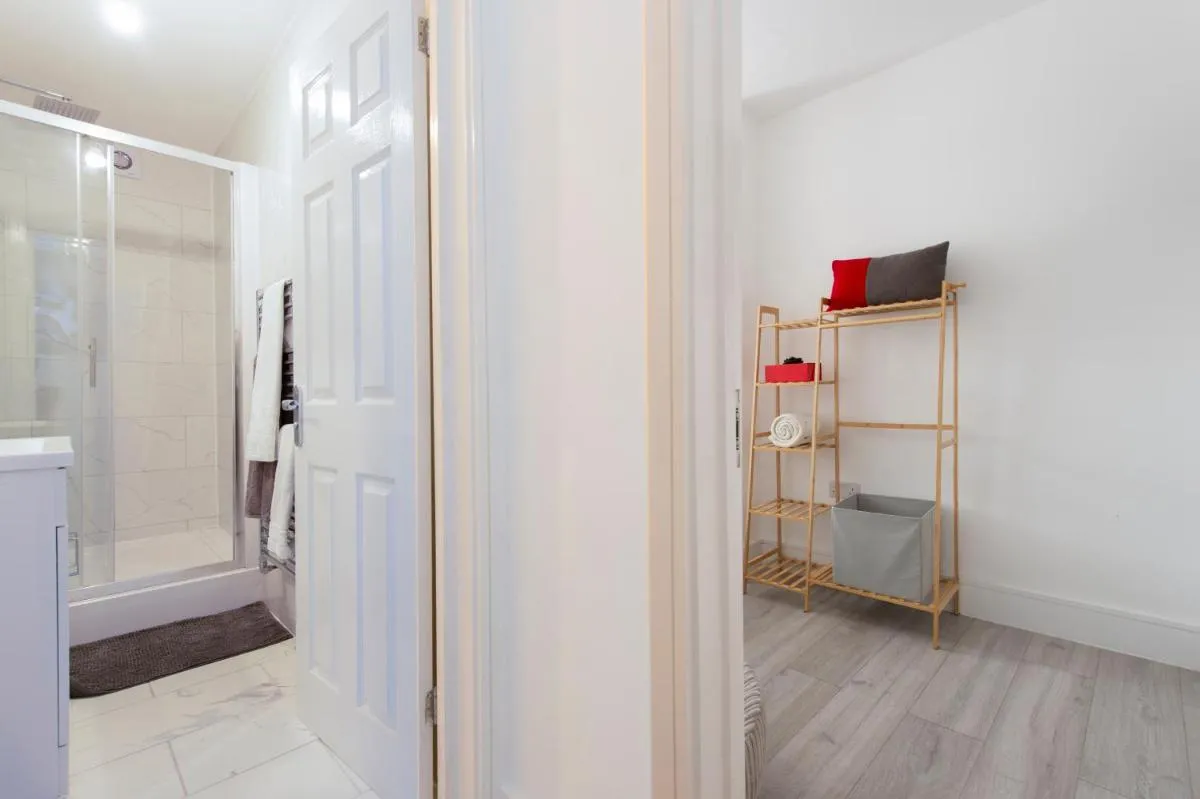 Image 3 of Apartment – Stay 6 – Parking – PetsOK – Stratford