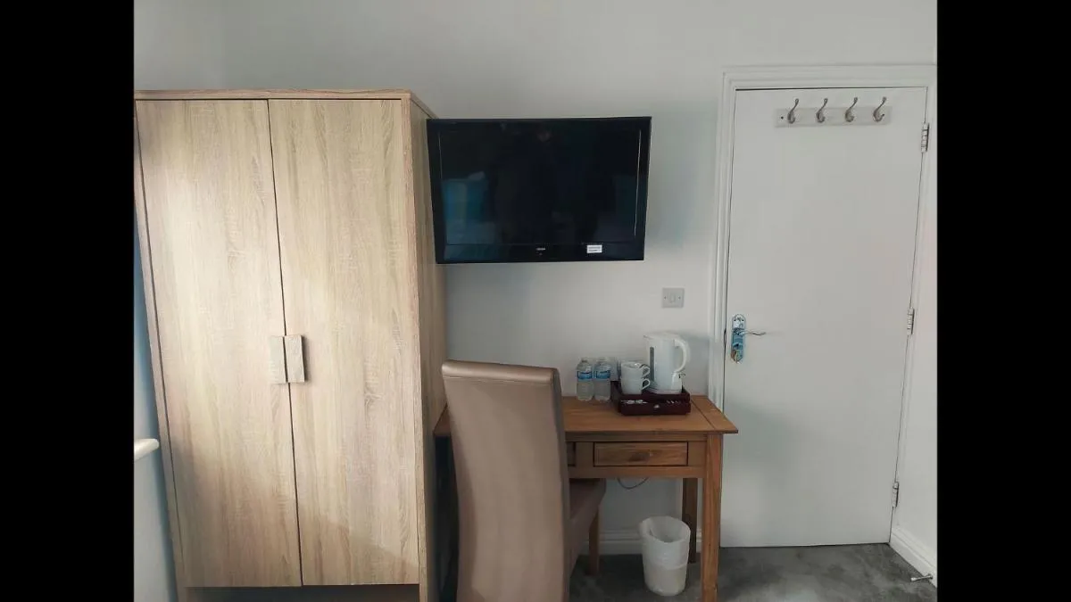 Image 3 of Apple House Wembley Twin Room shared bathroom