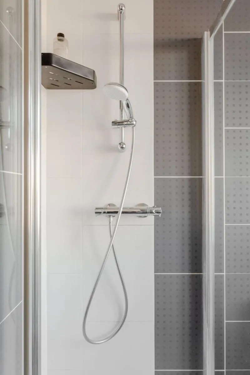 Image 4 of Apple House Wembley Twin Room shared bathroom