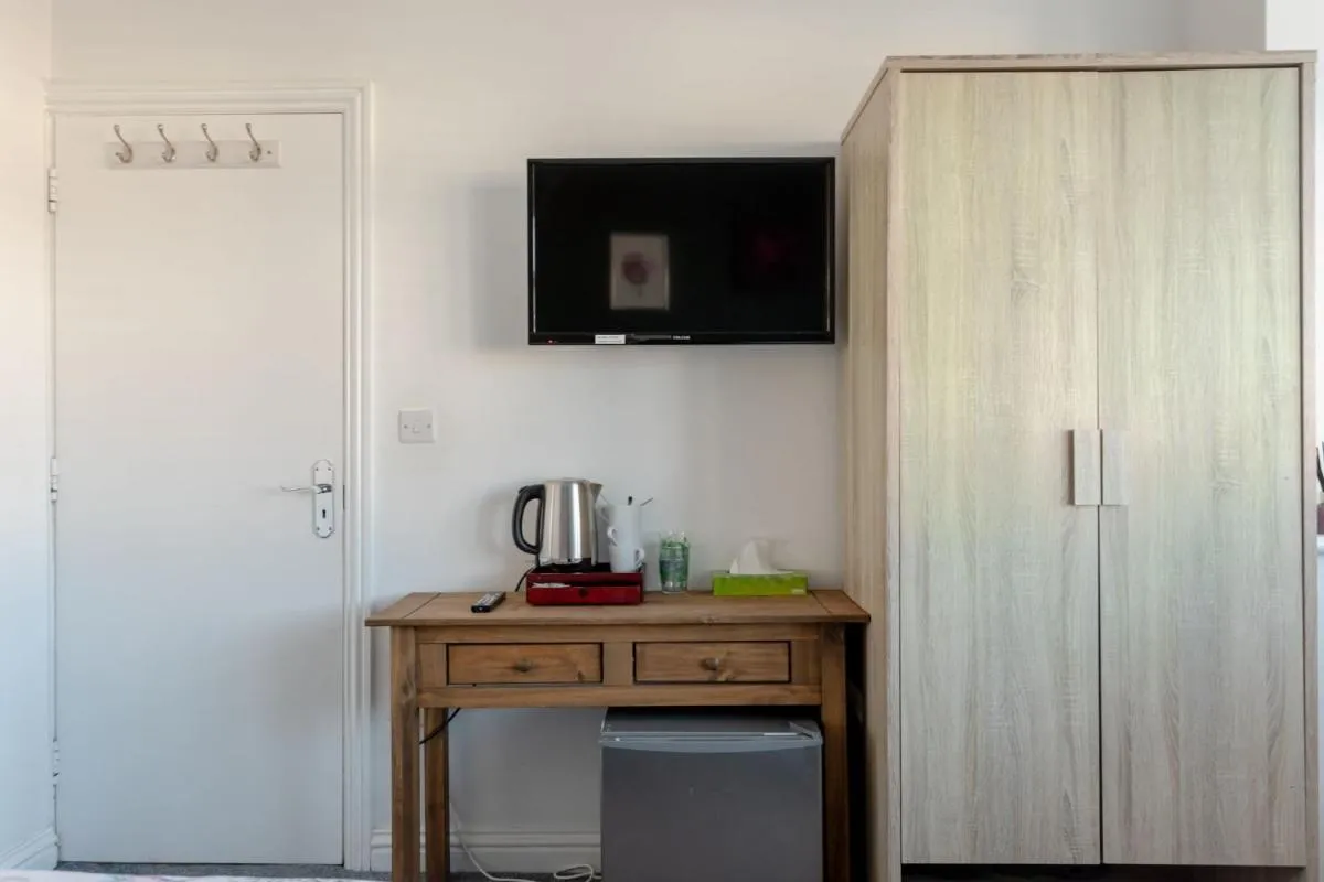 Image 3 of Apple House Wembley – Family room with shared bathroom